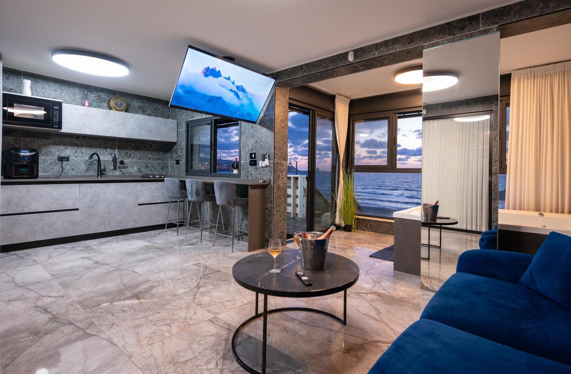 חיפה מבנים בים 77 Suites At Sea מראה חיצוני תמונה