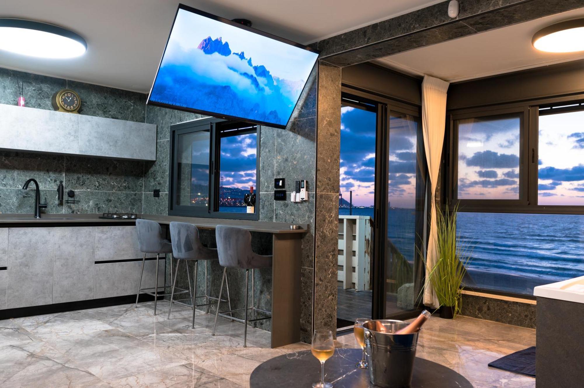 חיפה מבנים בים 77 Suites At Sea מראה חיצוני תמונה